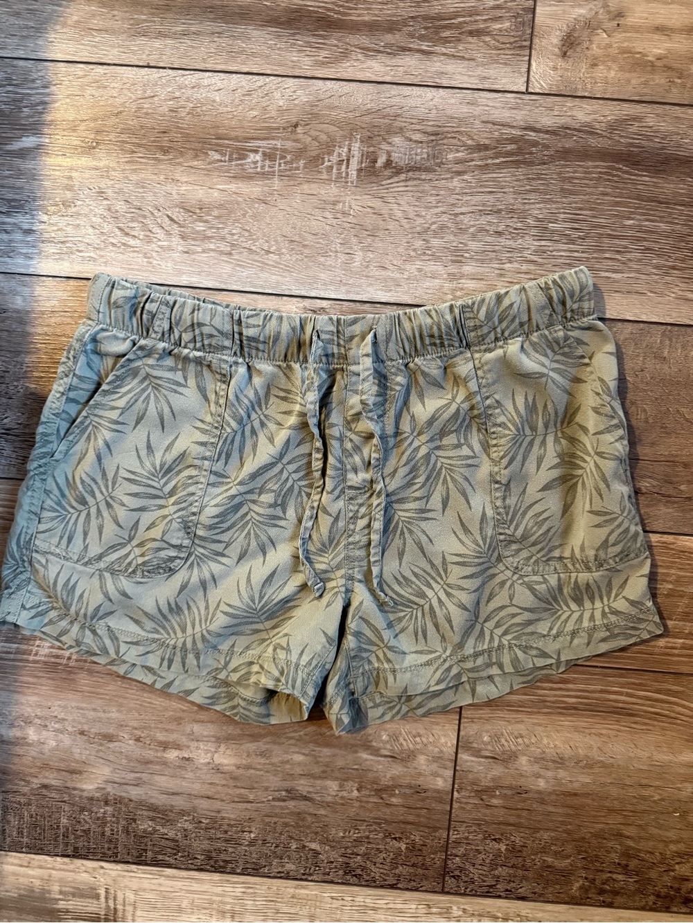 GAP Women’s Sage Green Leaf-Print Drawstring Shorts